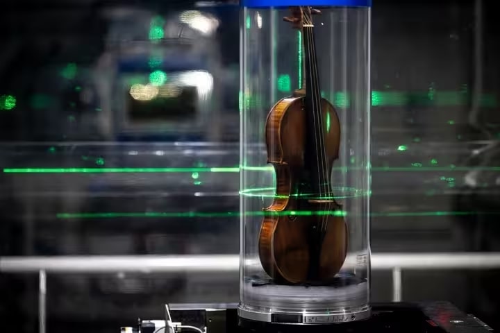Скрипка «Il Cannone» под рентгеновскими лучами © franceinfo