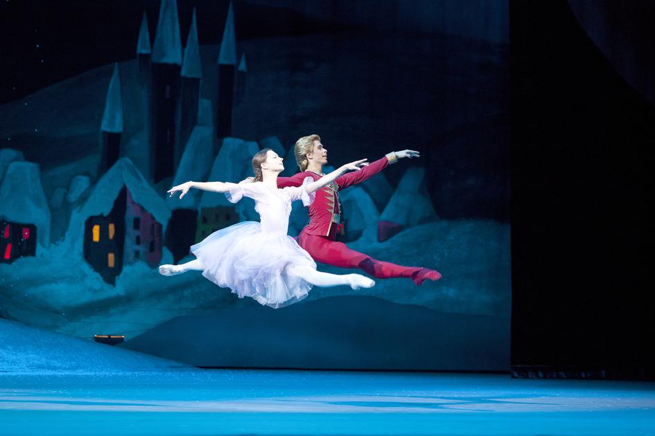 Сцена из балета «Щелкунчик». Мари — Нина Кацова, Щелкунчик-принц — Артем Овчаренко © Фото: Дамир Юсупов / ГАБТ