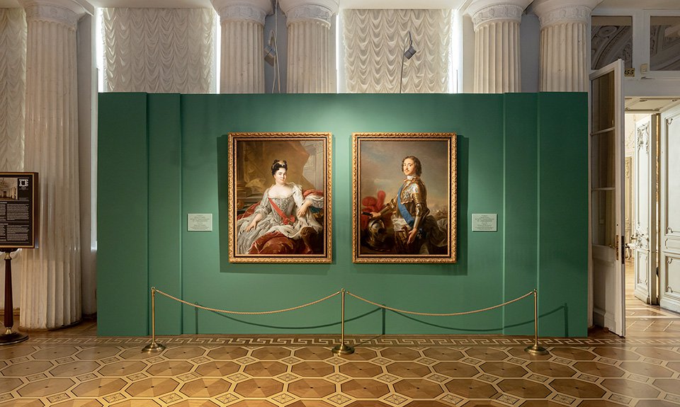 Отреставрированные парные портреты Петра и Екатерины можно увидеть на выставке в Арапском зале до 29 сентября 2024 года © Государственный Эрмитаж