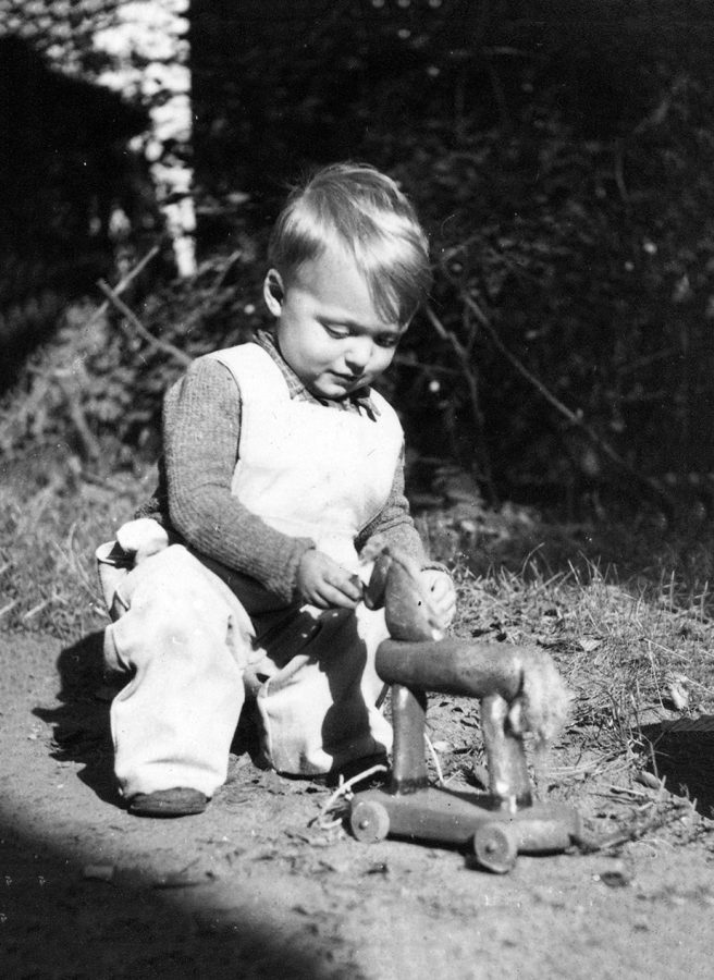 Герда Шраммен с игрушечной лошадкой Ганси. Крашеное дерево, ок. 1947. Фото Эберхарда Шраммена © НЛО