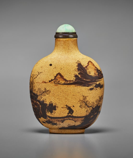 Керамическая бутылка для табака, украшенная накладкой. Исин, 1750-1830 © Christie’s