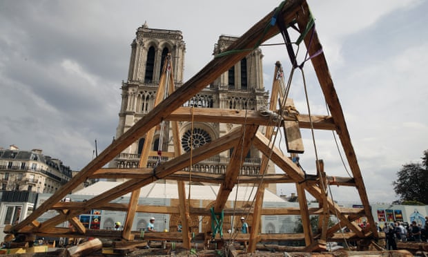 Плотники продемонстрировали мастерство своих средневековых предшественников, воспроизведя часть собора Парижской Богоматери 