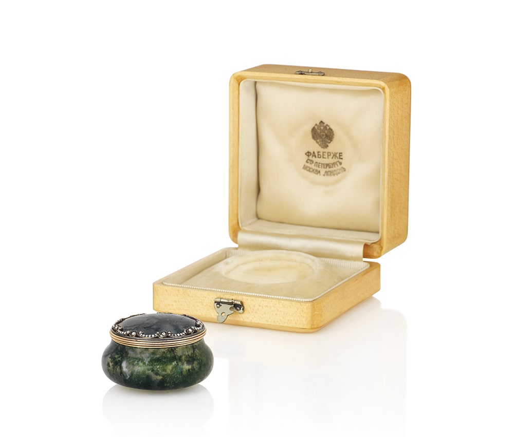 Бонбоньерка из мохового агата, украшенная золотом и драгоценными камнями. Оценка £20 000–30 000 © Christie’s
