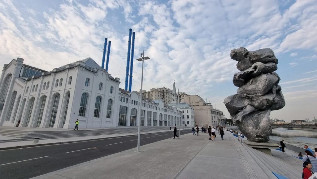 «Большая глина» Урса Фишера на Болотной площади в Москве © РИА
