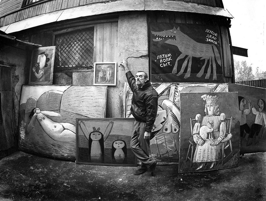 Виктор Данилов на фоне своих работ. Шувалово-Озерки © Из фонда Музея искусства Санкт-Петербурга XX-XXI веков