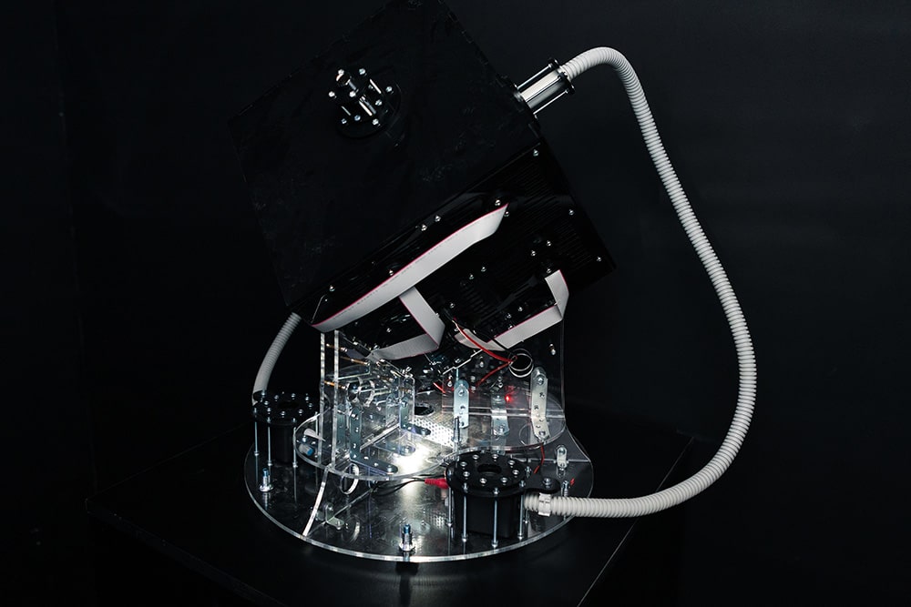 Борис Шершенков «Digitoscope ITMO», 2021 Медиаскульптура (акрил, металл, электроника) 