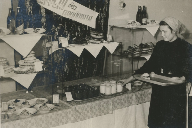 В Фабрике-кухне был своеобразный шведский стол, но называлась она просто: «Буфет без продавца» © Центральный государственный архив Самарской области