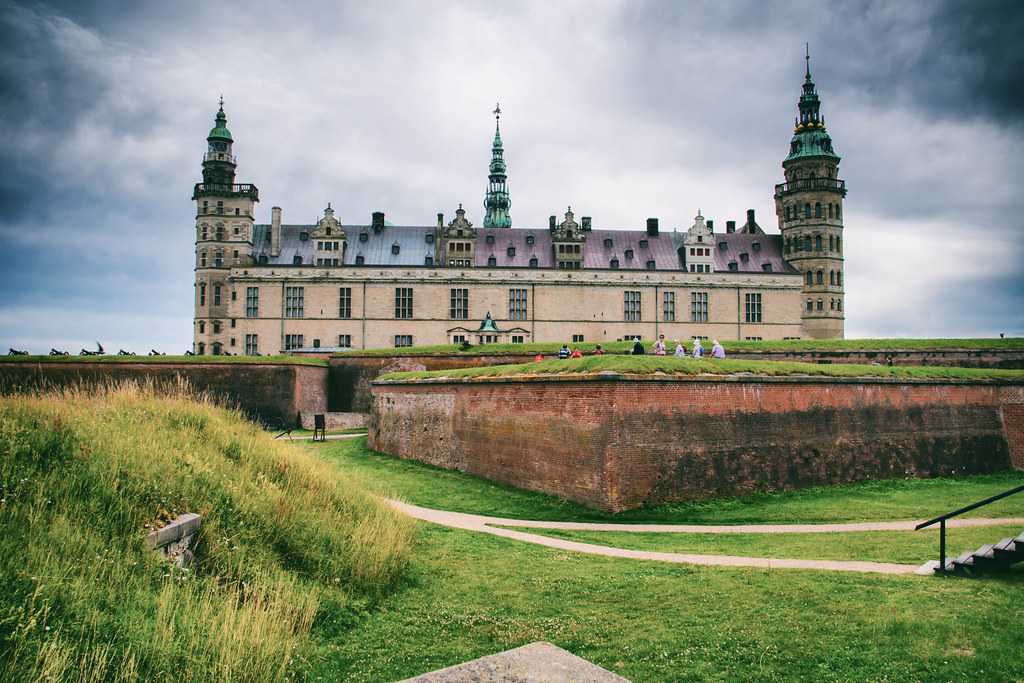 Замок «Кронборг». Эльсинор, Дания. С 1574 года расширялся, после 1629 года перестроен