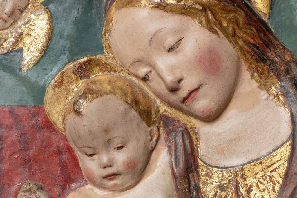 Бенедетто да Майано (с оригинала), Флоренция, 1442 — Флоренция, 1497 «Мадонна с Младенцем и св. Иоанном Крестителем» (фрагмент), около 1490. Гипс с раскраской и позолотой © Государственный Эрмитаж