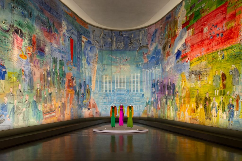 Инсталляция «Yves Saint Laurent aux musées 2022» в Musée d’Art Moderne, Paris. Рауль Дюфи «The Electric Fairy», 1937 и три платья YSL из коллекции осень-зима 1992 