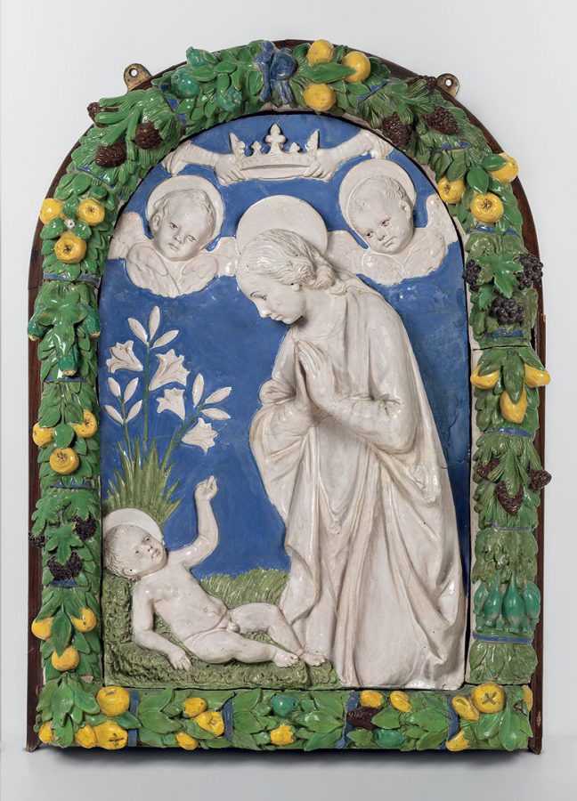 Андреа делла Роббиа (мастерская) «Мадонна, поклоняющаяся младенцу», начало 1490-х. Майолика ©Государственный Эрмитаж