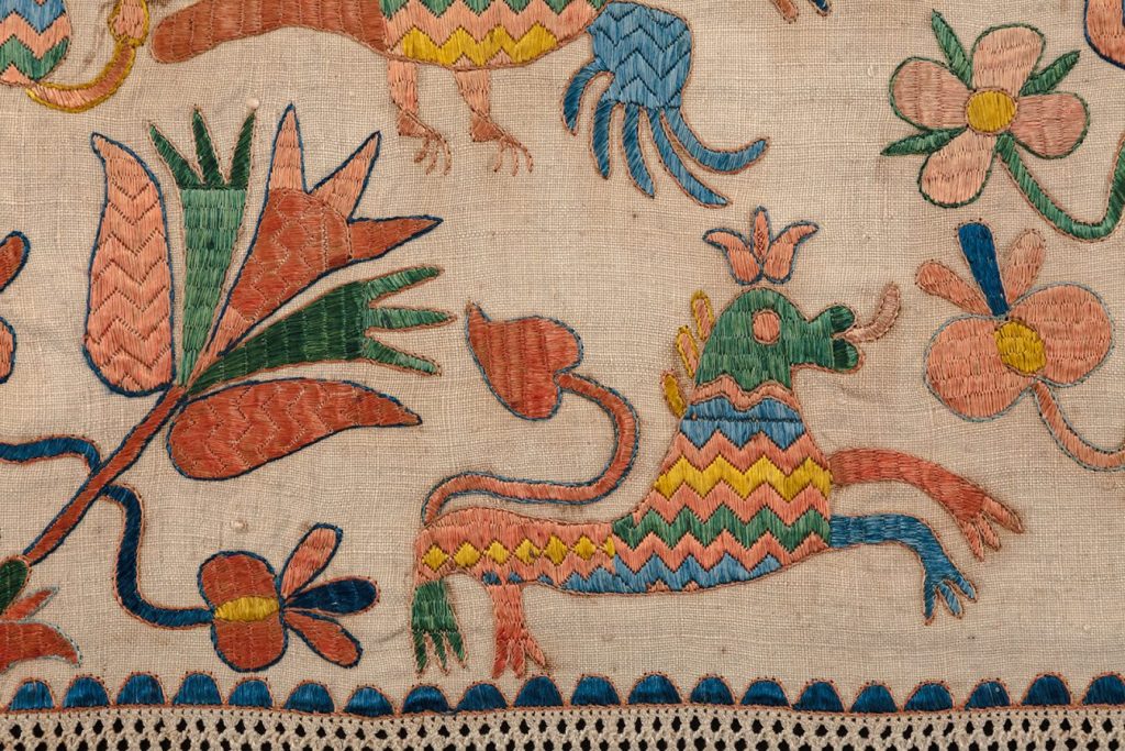 Скатерка — покрывало с фигурами фантастических животных и птиц, Испания, XVII в. Лен, шелк 