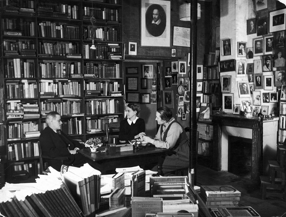 Джеймс Джойс в магазине «Шекспир и компания», 1938 год