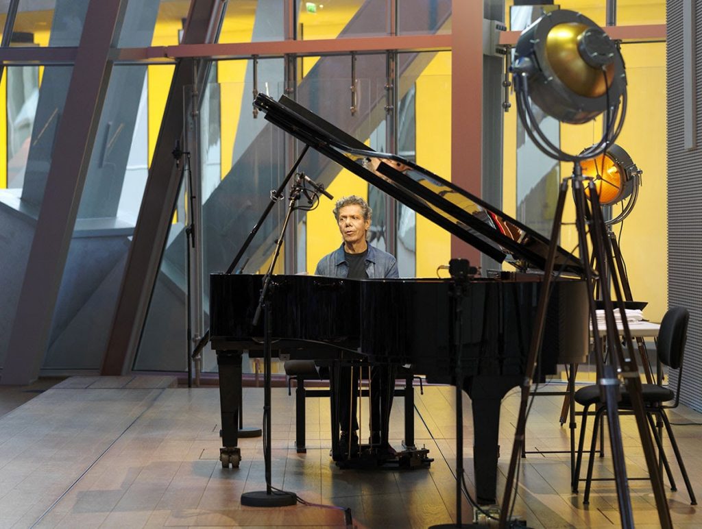 Чики Кориа за роялем в концертном зале Фонда Луи Виттона © Fondation Louis Vuitton 