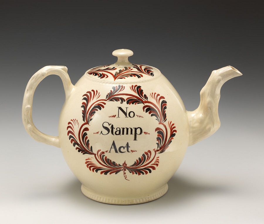 Чайник с надписью «Нет-гербовому сбору» (1766—1775гг.) © The Metropolitan Museum of Art