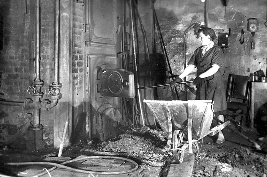 Печное отопление в Мариинском театре. 1944 © Мариинский театр   