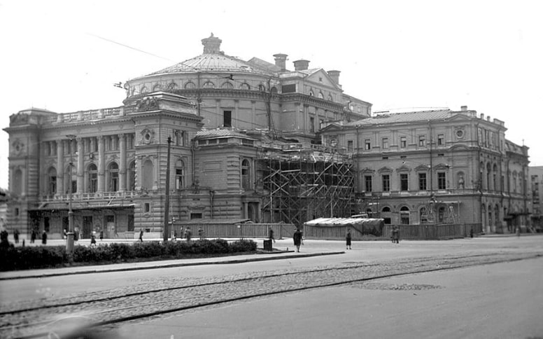 Кировский театр после прямого попадания бомбы, 1944 © Мариинский театр 