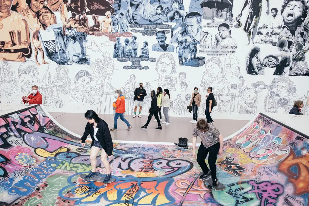 Посетители выставки катаются на скейтах внутри инсталляции «Skate to Milk», созданной Baan Norg Collaborative Arts and Culture © Felix Schmitt / The New York Times