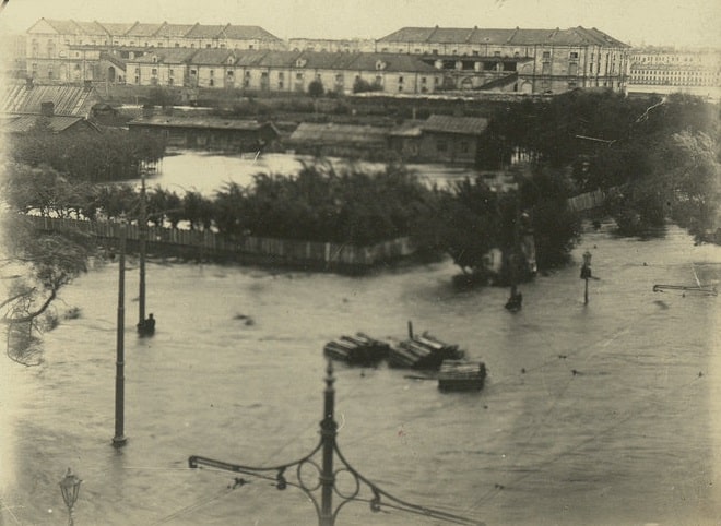 Наводнение в Ленинграде 23 сентября 1924 года. Вид затопленного города в районе проспекта Добролюбова и Пеньковых складов на Тучковом буяне, 1924 © Музей истории Санкт-Петербурга