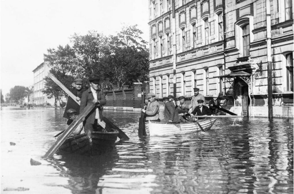 Наводнение в Ленинграде 24 сентября 1924 года. Две лодки с горожанами на затопленной улице © Музей истории Санкт-Петербурга