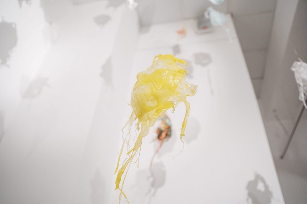 Джон Пешков «Ветер, который срывает кожу», 2019. Инсталляция, пластик, светодиоды 15 масок
