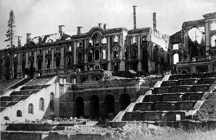  Большой дворец и каскад, разрушения. 1944. Архив ГМЗ «Петергоф»  © Европейский Дом 