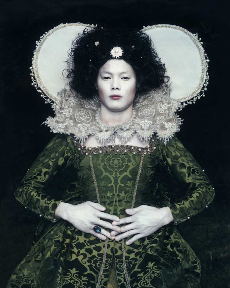 Чан-Хё Бэ «Существующий в костюме 1», 2006 © РОСФОТО