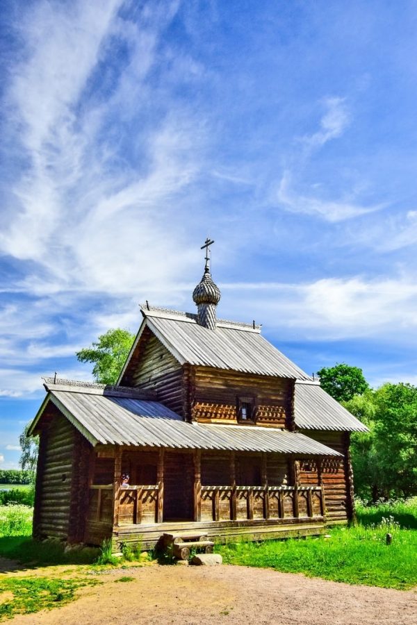 Церковь Успения (1599 год) из деревни Никулино Любытинского района. Вид на озеро Мячино © Официальная группа музея ВКонтакте