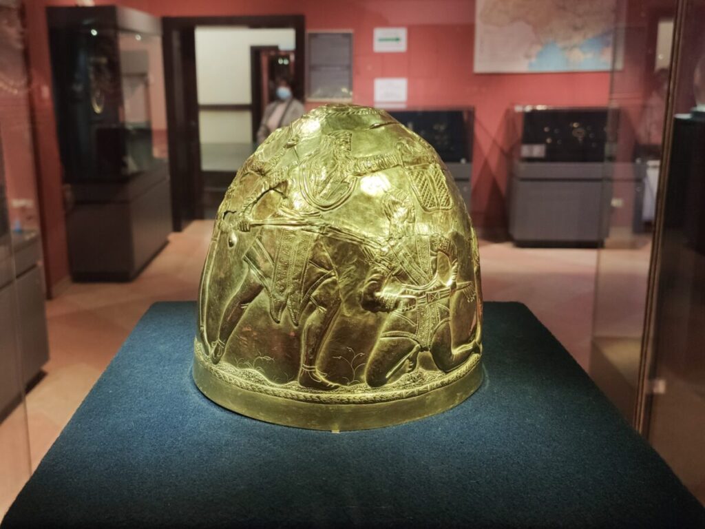 Скифский золотой шлем IV ст. до н. э., один из экспонатов, находившихся на выставке «Скифское золото» в Амстердаме. Возвращен на Украину © Музей исторических драгоценностей Украины