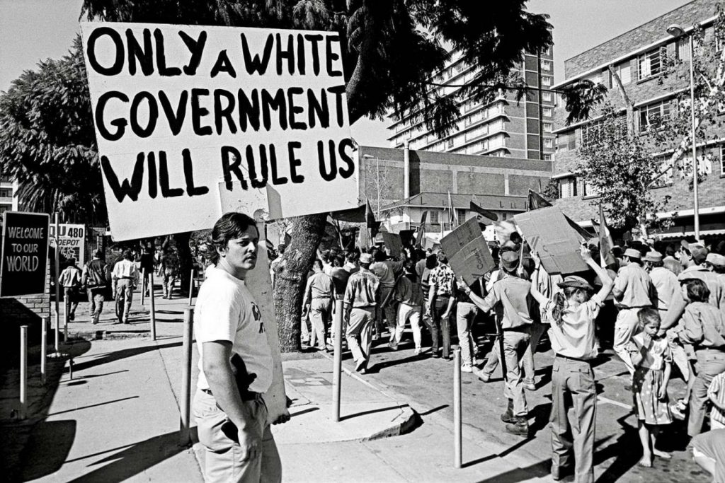 Плакат на параде Движения сопротивления африканеров (AWB) накануне Дня республики ЮАР (31 мая). Претория, провинция Трансвааль, Южная Африка, 29 мая 1993 © РОСФОТО