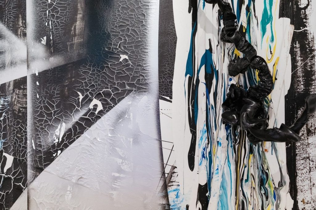 Евгения Воронова «Пересечения», 2019. Инсталляция, холст, масло, пластик. 160×240 см