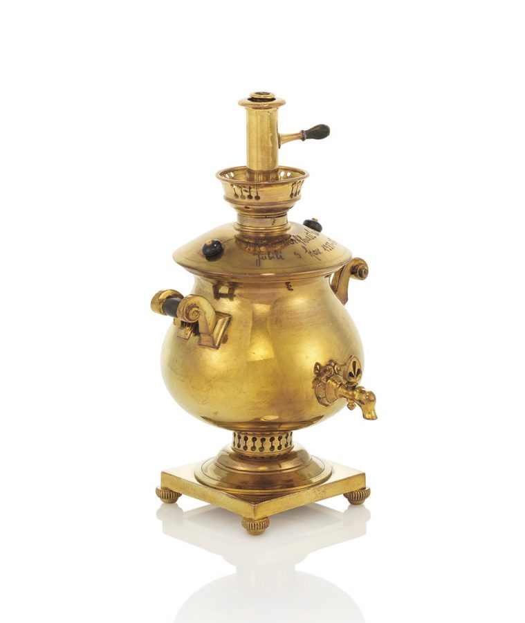 Золотая настольная зажигалка в форме миниатюрного самовара. Оценка £60 000–90 000 © Christie’s