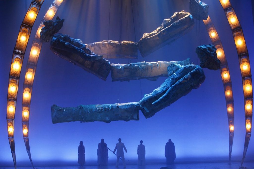 Сцена из оперы «Золото Рейна». Фото Наташи Разиной © Мариинский театр